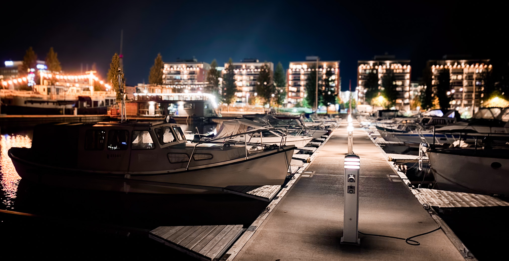 Ilta Jyväskylän satamassa valojen heijastuessa veteen